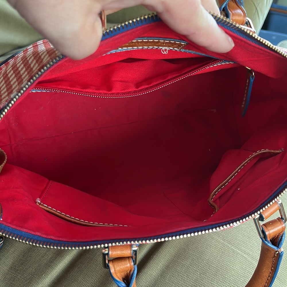 Leather purse, this bad holds so much! I love this bag - ready for a new one! - Picture 4 of 10